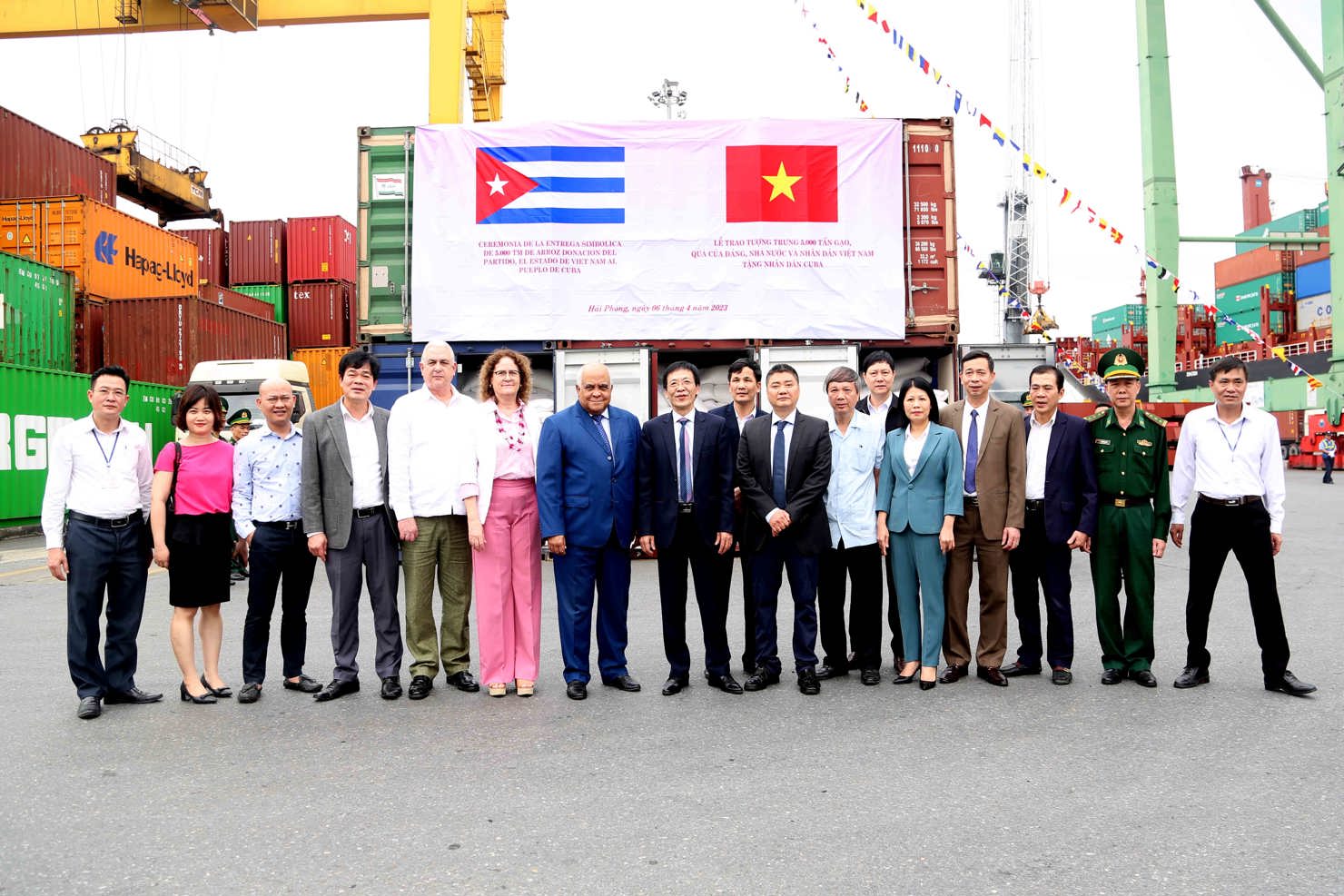 Các đại biểu chứng kiến lô gạo đầu tiên trong tổng số 5.000 tấn gạo tập kết tại cảng Hải Phòng trước khi lên đường sang Cuba.