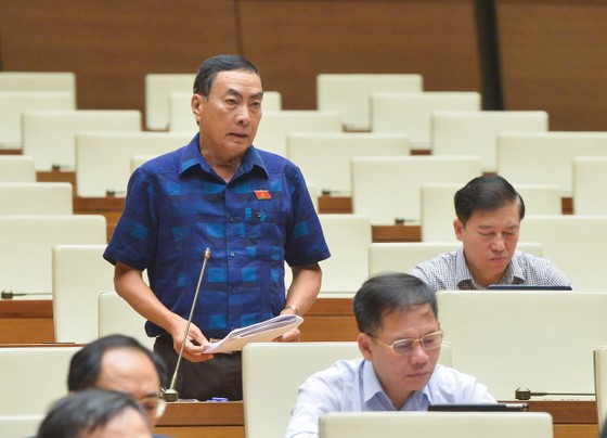 Đại biểu Phạm Văn Hòa nêu ý kiến.