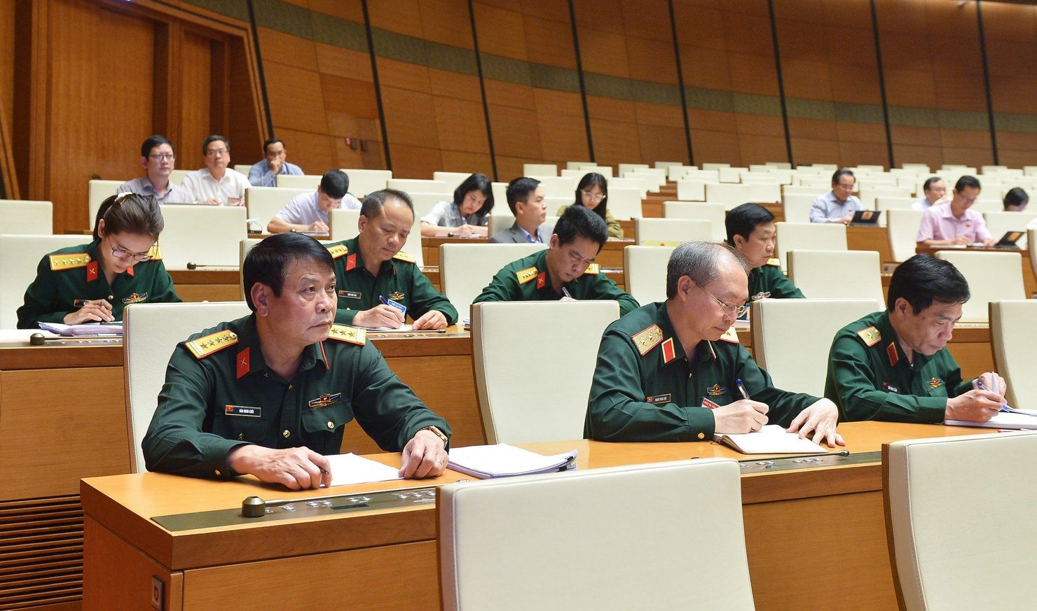 Đại biểu Quốc hội chuyên trách xem xét, cho ý kiến một số vấn đề lớn còn ý kiến khác nhau đối với dự án Luật Phòng thủ dân sự. Ảnh: QH