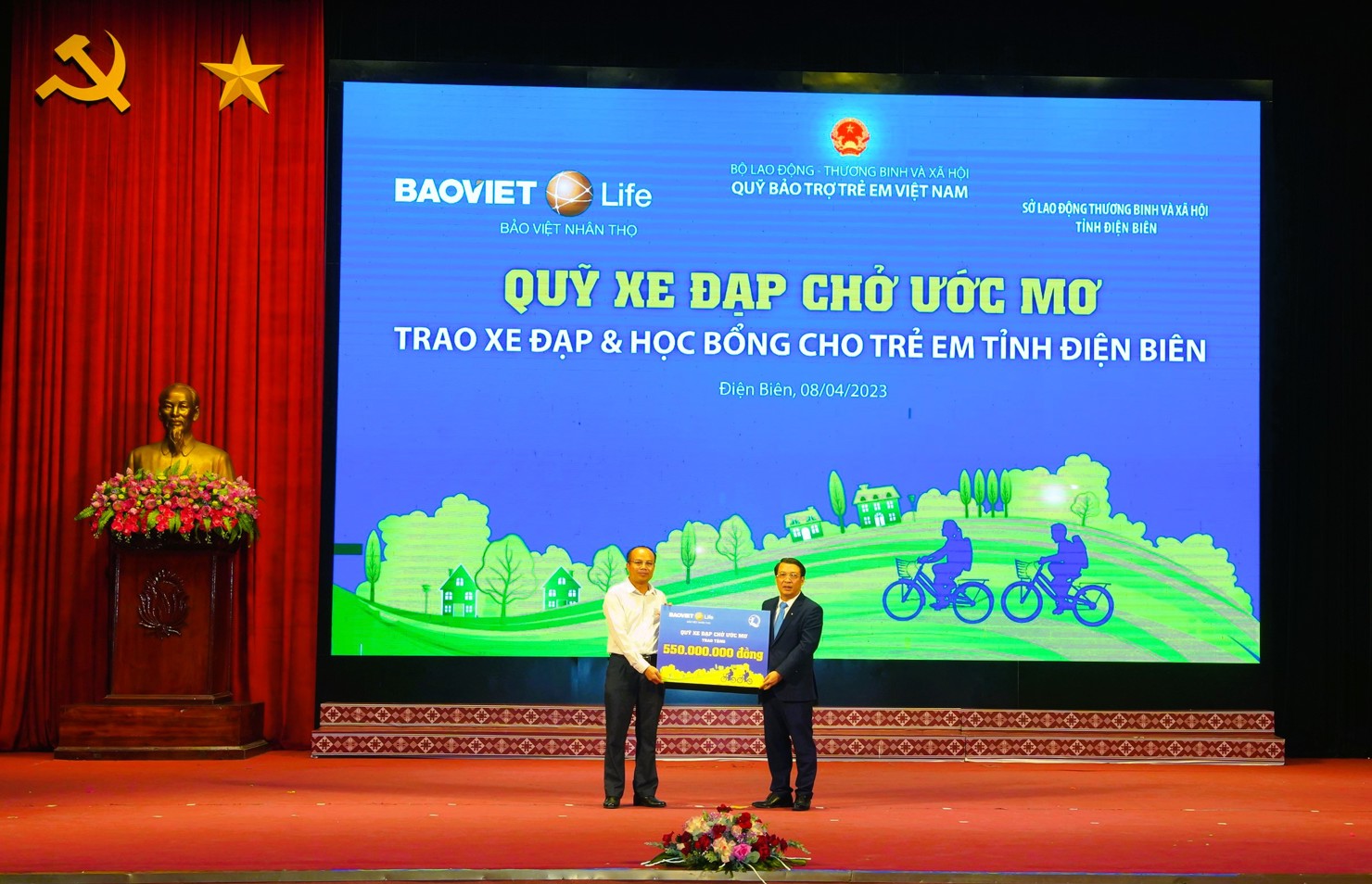 Điện Bi&ecirc;n l&agrave; điểm đến đầu ti&ecirc;n của "Quỹ xe đạp chở ước mơ" khởi động cho chuỗi h&agrave;nh tr&igrave;nh trao hơn 2.000 xe đạp v&agrave; học bổng tiếp theo tr&ecirc;n to&agrave;n quốc.