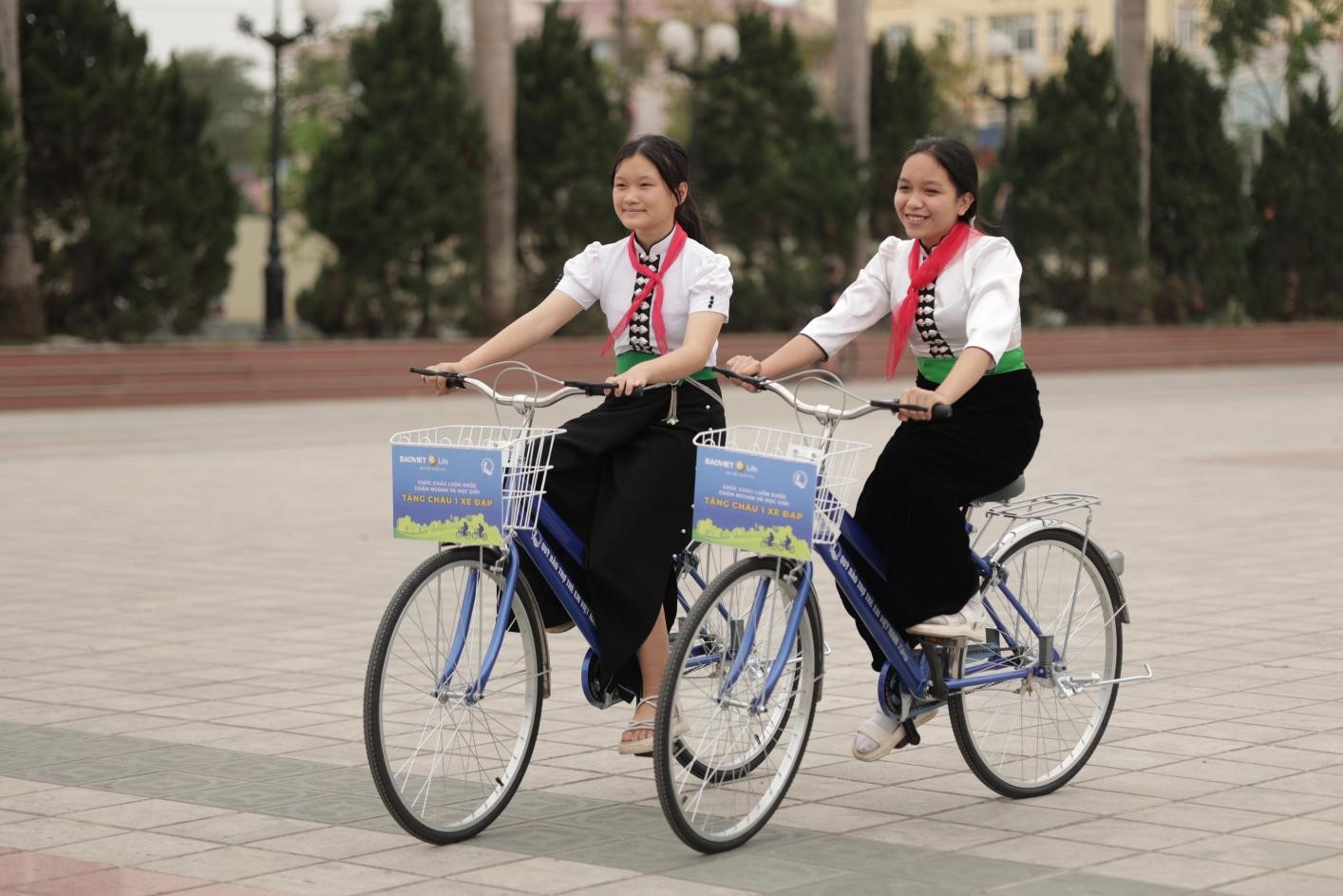 Khu&ocirc;n mặt rạng ngời của c&aacute;c em học sinh khi nhận được học bổng từ &ldquo;Quỹ xe đạp chở ước mơ&rdquo;