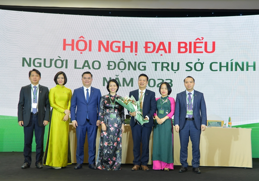 Ban lãnh đạo Vietcombank tặng hoa chúc mừng Ban Thanh tra nhân dân Trụ sở chính nhiệm kỳ 2023-2025 