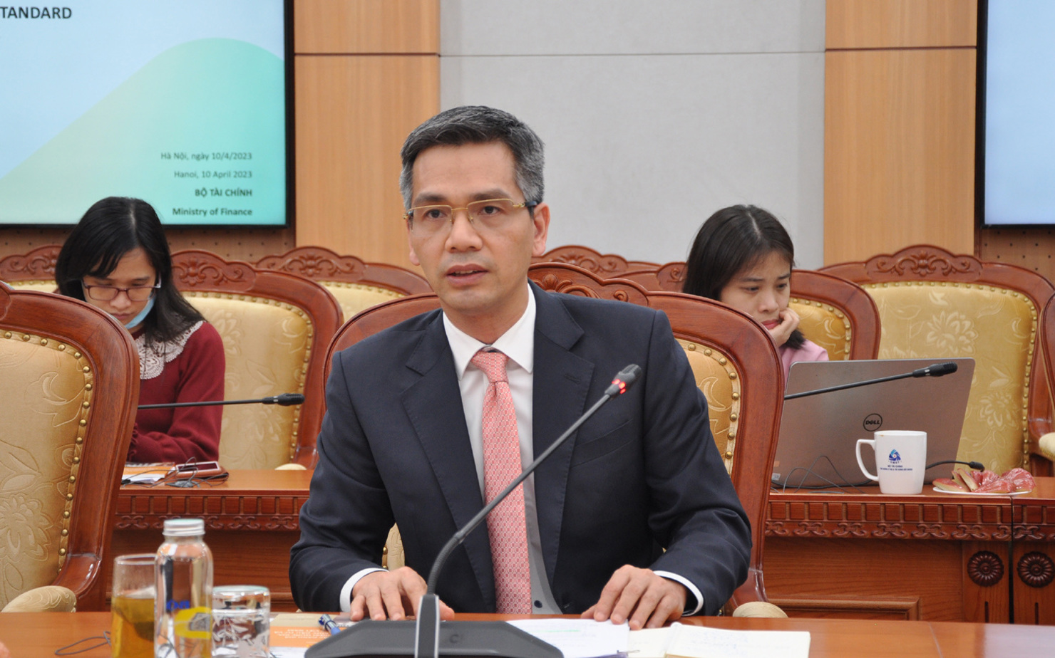 Thứ trưởng Bộ Tài chính Võ Thành Hưng phát biểu tại cuộc làm việc.