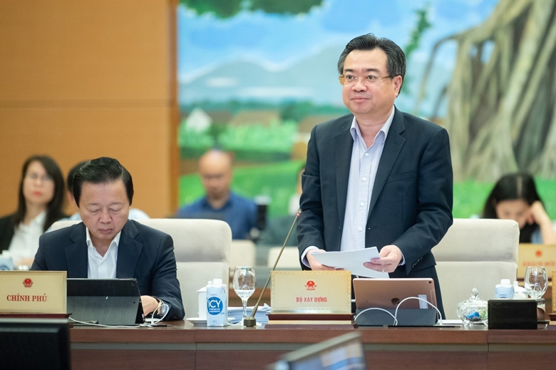 Bộ trưởng Bộ Xây dựng Nguyễn Thanh Nghị trình bày tại Phiên họp chuyên đề pháp luật tháng 4/2023.