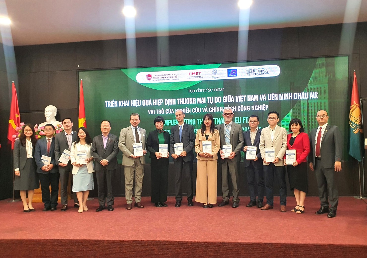 Các đại biểu tham dự Tọa đàm triển khai hiệu quả Hiệp định EVFTA chụp ảnh lưu niệm.