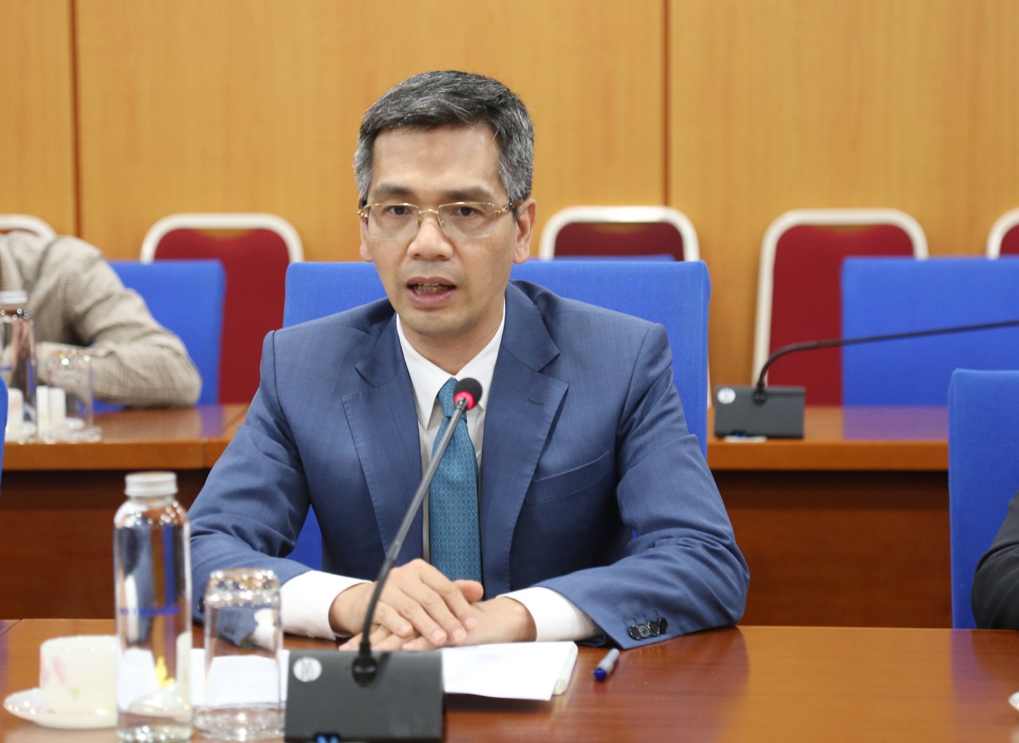 Thứ trưởng V&otilde; Th&agrave;nh Hưng chủ tr&igrave; cuộc l&agrave;m việc.