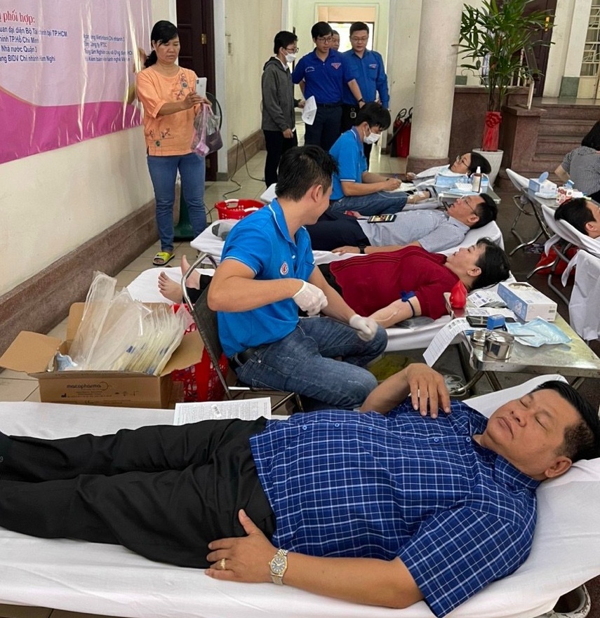 Các cán bộ đại diện Văn phòng Bộ Tài chính tham gia hiến máu. Ảnh: Thu Nga