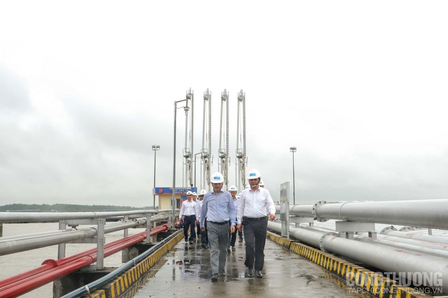 Bộ trưởng Nguyễn Hồng Diên cùng đoàn công tác Bộ Công Thương kiểm tra thực tế Tổng kho Xăng dầu Nhà Bè, thuộc Công ty Xăng dầu Khu vực II ngày 19/10/2022.
