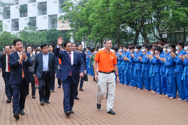 Thủ tướng Chính phủ Phạm Minh Chính thăm và làm việc với trường Đại học FPT và Công ty TNHH Phần mềm FPT - Ảnh: VGP/Nhật Bắc