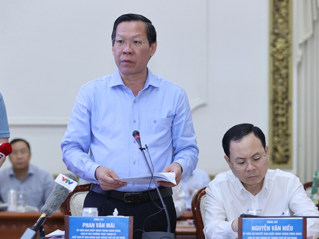 Chủ tịch UBND TP. Hồ Chí Minh Phan Văn Mãi báo cáo tại cuộc họp. Ảnh: VGP/Nhật Bắc.