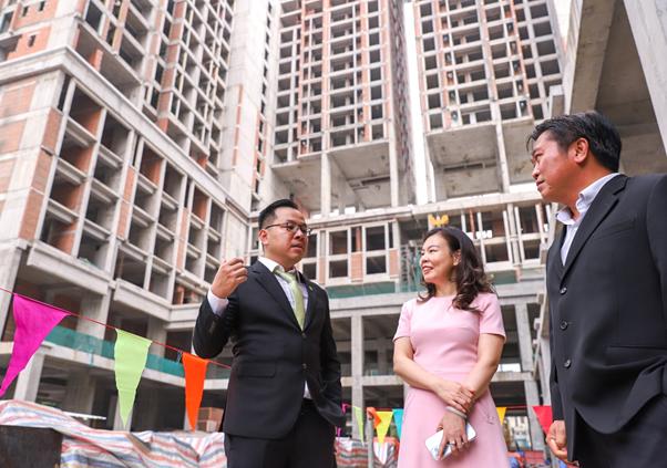 Đại diện Chủ đầu tư cùng đối tác TPBank và Ricons tham quan dự án và căn hộ mẫu thực tế sau lễ ký kết. Ảnh: NVL