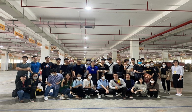 Các bạn sinh viên ngành thương mại điện tử thực tập tại VN Post .