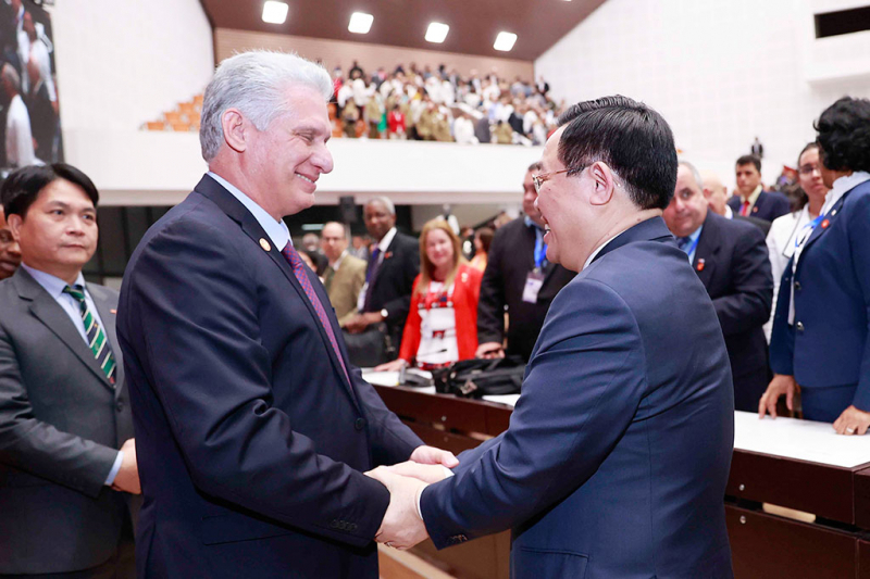 Bí thư thứ nhất Ban Chấp hành Trung ương Đảng Cộng sản Cuba, Chủ tịch nước Cộng hòa Cuba Miguel Díaz-Canel và Chủ tịch Quốc hội Vương Đình Huệ tại phiên họp. Ảnh: Doãn Tấn 