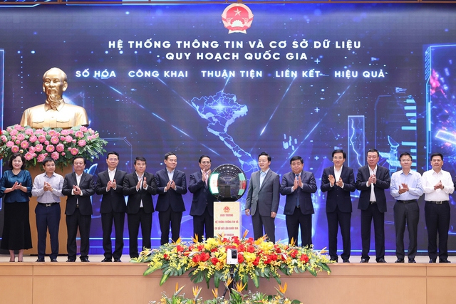 Thủ tướng và các đại biểu bấm nút khai trương Hệ thống thông tin và cơ sở dữ liệu quy hoạch quốc gia - Ảnh: VGP/Nhật Bắc.