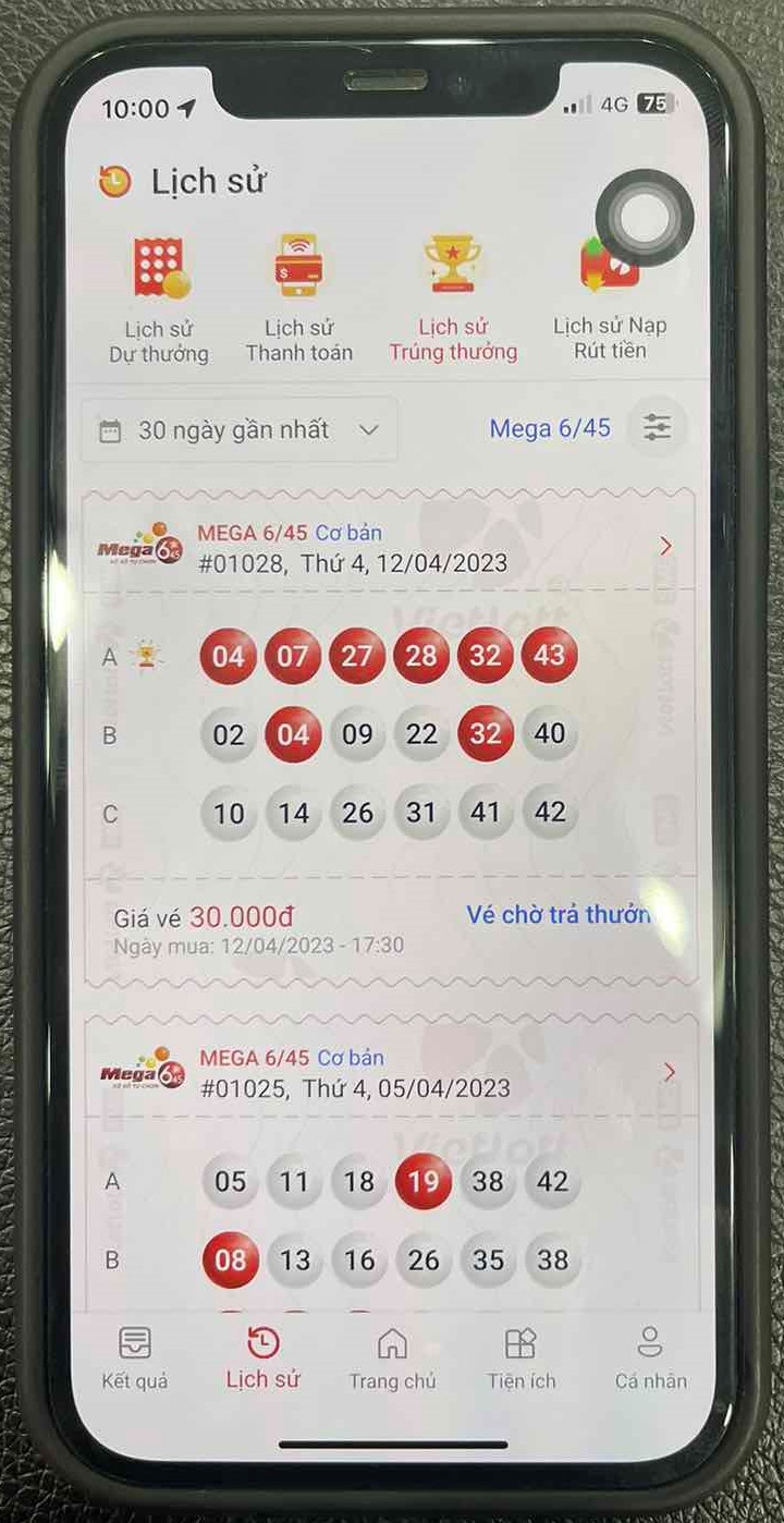 Màn hình Bộ số của vé trúng là 04 – 07 – 27 – 28 – 32 – 43 hôm 12/4. Ảnh: Vietlott