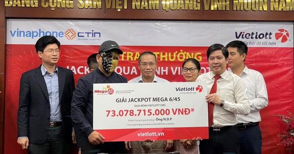 Ông N.D.P nhận giải Jackpot trị giá hơn 73 tỉ đồng. Ảnh: Vietlott