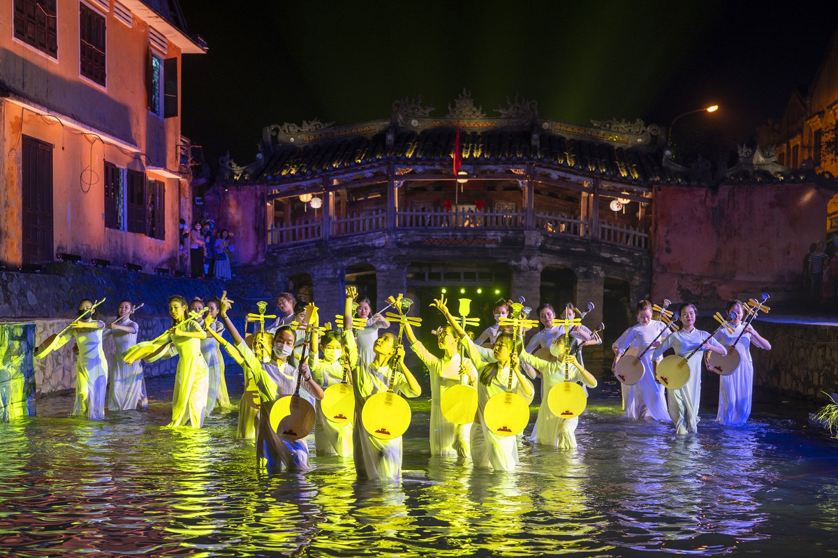 Chương tr&igrave;nh biểu diễn nghệ thuật ngo&agrave;i trời "K&yacute; ức Hội An" tại phố cổ Hội An (tỉnh Quảng Nam).