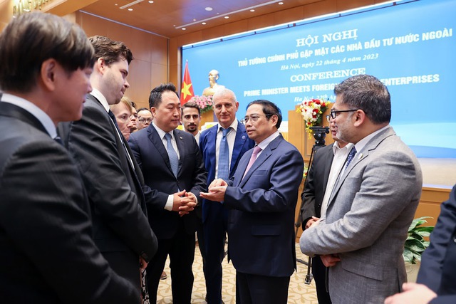 Thủ tướng Ch&iacute;nh phủ Phạm Minh Ch&iacute;nh trao đổi với c&aacute;c nh&agrave; đầu tư, c&aacute;c doanh nghiệp b&ecirc;n lề Hội nghị - Ảnh: VGP/Nhật Bắc.