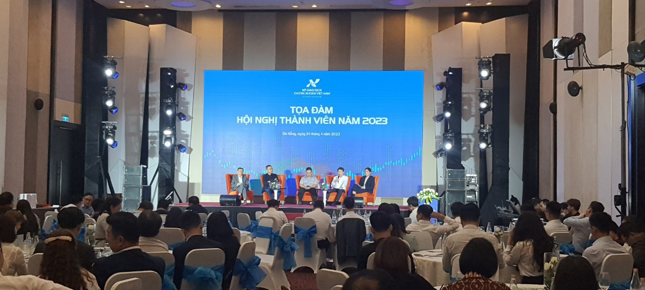 Đại diện cơ quan tham gia thảo luận và trả lời các câu hỏi của thành viên thị trường.