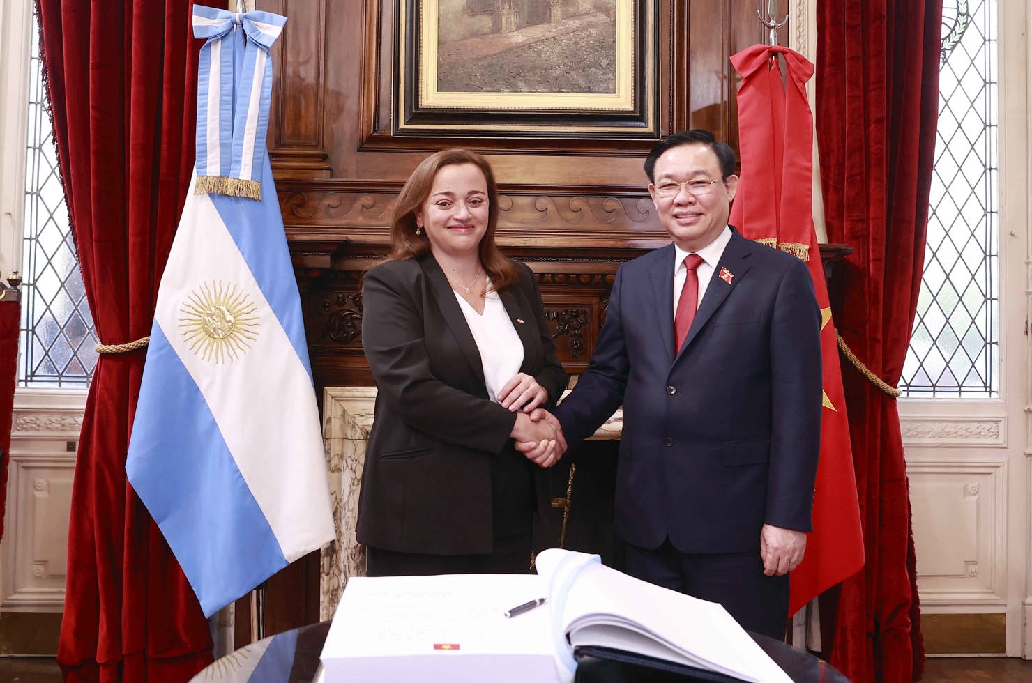 Chủ tịch Quốc hội Vương Đình Huệ và Chủ tịch Hạ viện Cộng hòa Argentina Cecilia.