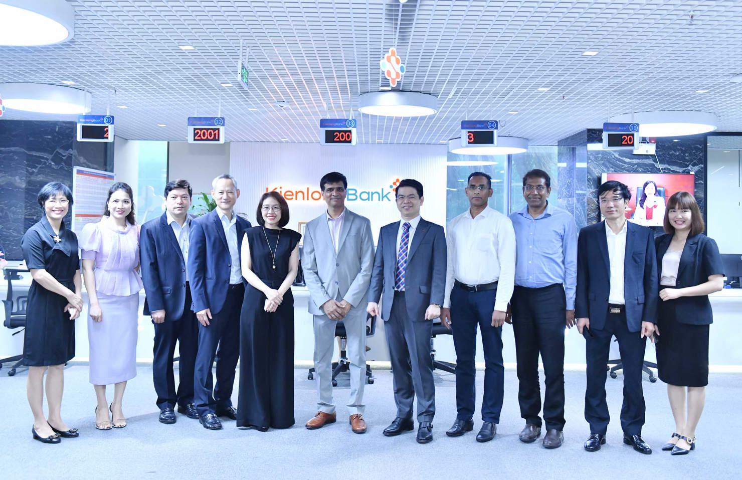 Đại diện Ban lãnh đạo KienlongBank cùng đối tác chiến lược Oracle tham quan Quầy Giao dịch sau khi vận hành hệ thống mới. Ảnh: KLB