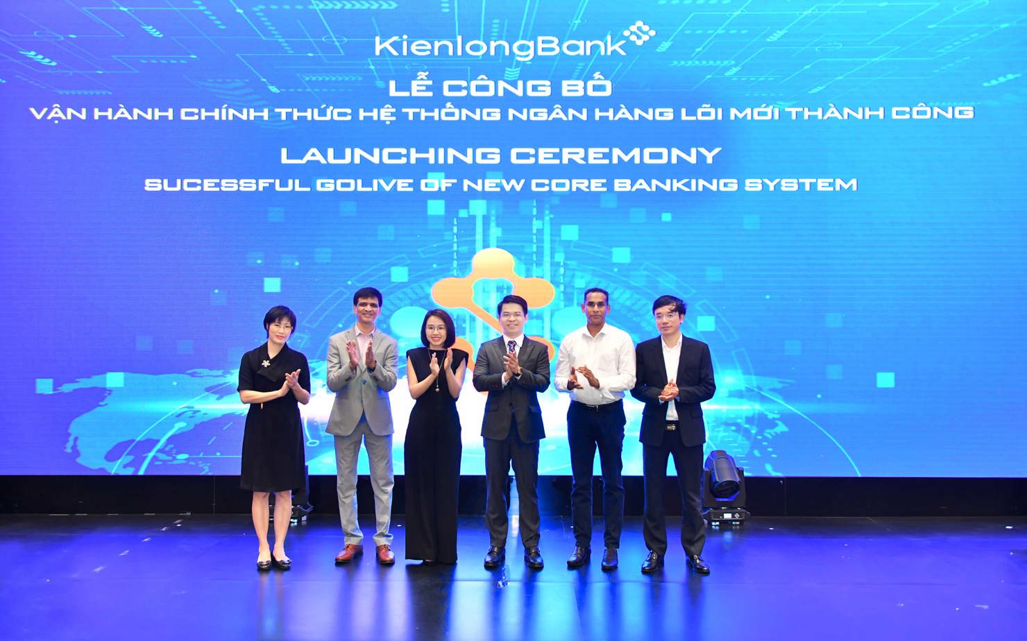 Nghi thức công bố vận hành chính thức hệ thống Ngân hàng lõi mới. Ảnh: KLB