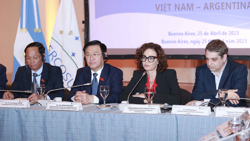 Chủ tịch Quốc hội Vương Đình Huệ dự Diễn đàn doanh nghiệp Việt Nam - Argentina. Ảnh: Doãn Tấn
