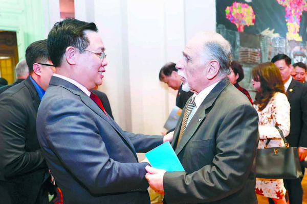 Chủ tịch Quốc hội Vương Đình Huệ trao đổi với các đại biểu dự sự kiện kỷ niệm “50 năm quan hệ Việt Nam – Argentina: Hiện tại và tương lai”. Ảnh: Doãn Tấn