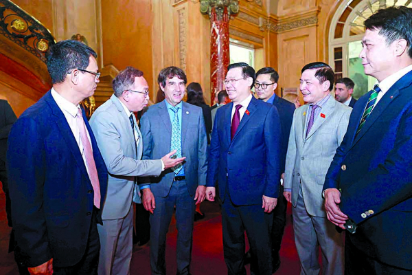 Chủ tịch Quốc hội Vương Đình Huệ trao đổi với các đại biểu dự sự kiện kỷ niệm “50 năm quan hệ Việt Nam – Argentina: Hiện tại và tương lai”. Ảnh: Doãn Tấn