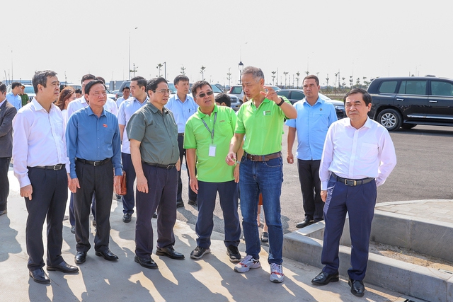 Thăm Nh&agrave; m&aacute;y Lotes, Thủ tướng đề nghị nh&agrave; m&aacute;y tăng cường kết nối với c&aacute;c doanh nghiệp trong nước, n&acirc;ng cao tỷ lệ nội địa h&oacute;a - Ảnh: VGP/Nhật Bắc