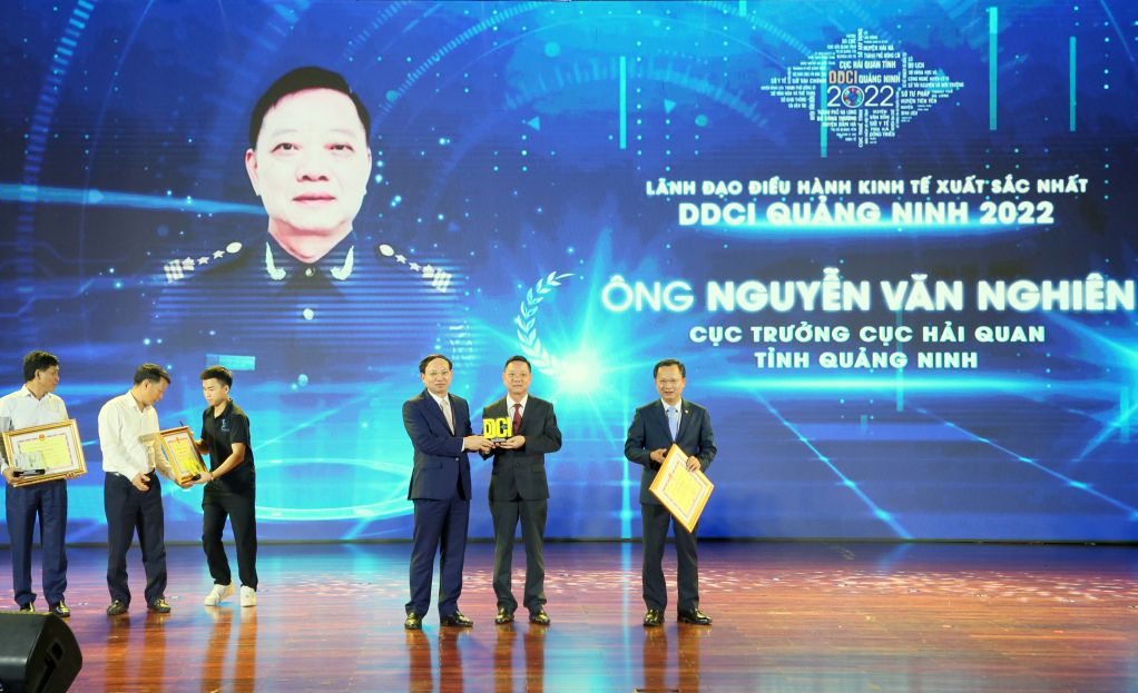 Ông Nguyễn Văn Nghiên - Cục trưởng Cục Hải quan Quảng Ninh dẫn đầu chỉ số vai trò người đứng đầu, đoạt Cúp "Lãnh đạo điều hành kinh tế xuất sắc nhất DDCI Quảng Ninh 202"
