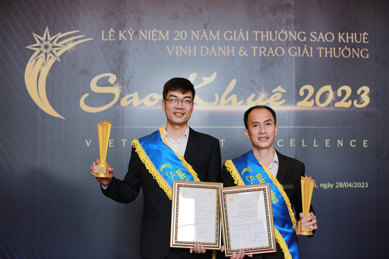 Đại diện BAOVIET Bank và đại diện Công ty Hyperlogy Corporation chụp ảnh kỷ niệm tại Lễ vinh danh và trao giải thưởng Sao Khuê 2023.