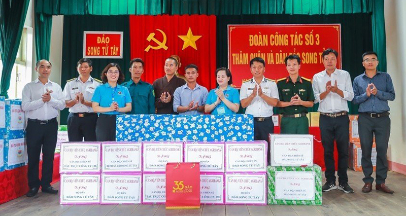 Đoàn công tác Agribank tặng nhiều phần quà thiết thực với đời sống của quân và dân trên đảo. Nguồn: Agribank