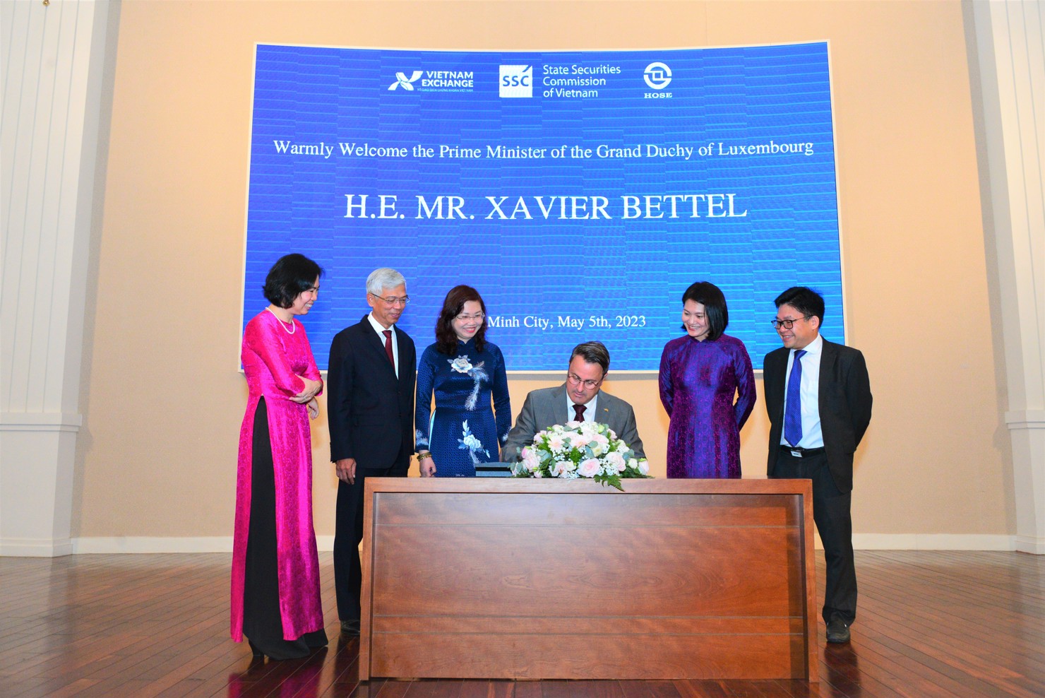 Thủ&nbsp;tướng Luxembourg Xavier Bettel ghi Sổ lưu niệm tại Trụ sở HOSE.