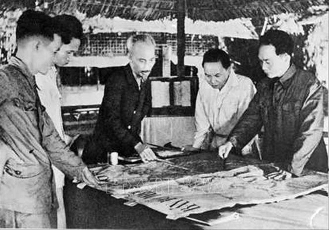 Ng&agrave;y 6/12/1953, Bộ Ch&iacute;nh trị tổ chức cuộc họp dưới sự chủ tr&igrave; của Chủ tịch Hồ Ch&iacute; Minh để nghe Tổng Qu&acirc;n ủy b&aacute;o c&aacute;o v&agrave; duyệt lần cuối kế hoạch t&aacute;c chiến Đ&ocirc;ng-Xu&acirc;n 1953-1954; đồng thời quyết định mở Chiến dịch Điện Bi&ecirc;n Phủ với quyết t&acirc;m ti&ecirc;u diệt bằng được tập đo&agrave;n cứ điểm n&agrave;y. Ảnh: Tư liệu lịch sử.