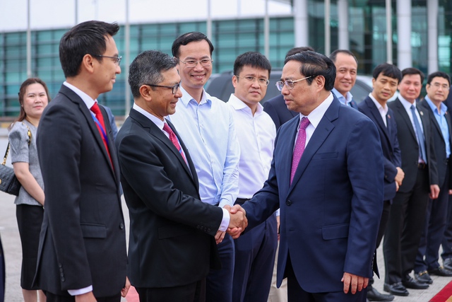Đại sứ Indonesia tại Việt Nam Denny Abdi tiễn Thủ tướng và Đoàn Việt Nam lên đường dự Hội nghị Cấp cao ASEAN lần thứ 42 - Ảnh: VGP/Nhật Bắc.