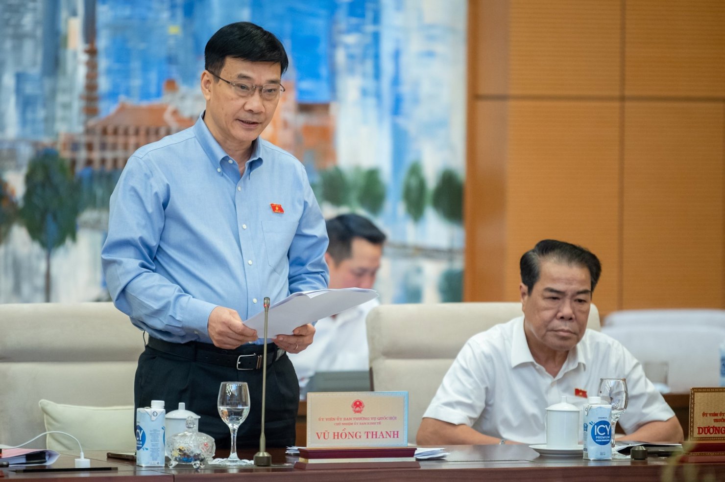 Chủ nhiệm Ủy ban Kinh tế Vũ Hồng Thanh phát biểu tại Phiên họp.