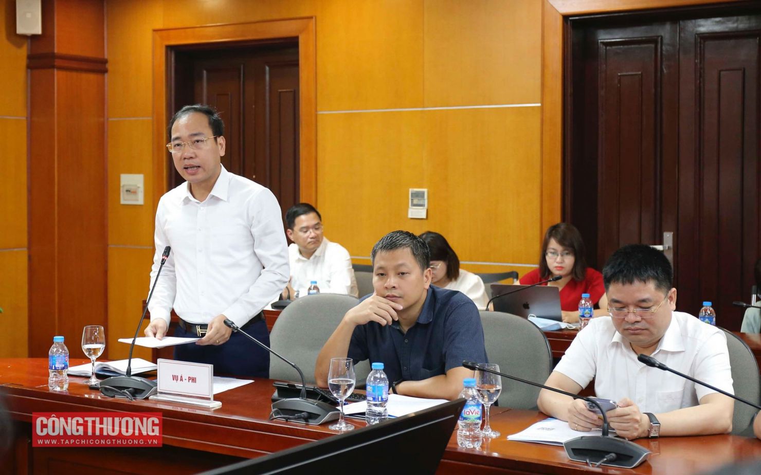 &Ocirc;ng Trần Quang Huy - Vụ trưởng Vụ Thị trường ch&acirc;u &Aacute; - ch&acirc;u Phi, Bộ C&ocirc;ng Thương đề xuất một số giải ph&aacute;p cho c&aacute;c doanh nghiệp xuất khẩu trong thời gian tới