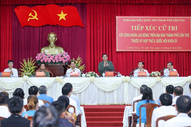 Thủ tướng Phạm Minh Chính và Đoàn đại biểu Quốc hội thành phố Cần Thơ có cuộc tiếp xúc với cử tri doanh nghiệp và lực lượng công nhân lao động trên địa bàn - Ảnh: VGP/Nhật Bắc.