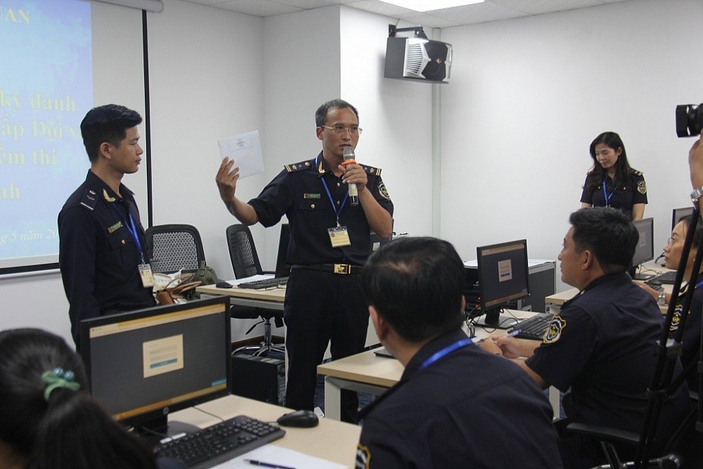 Hội đồng thi làm thủ tục phát đề thi cho các thí sinh.