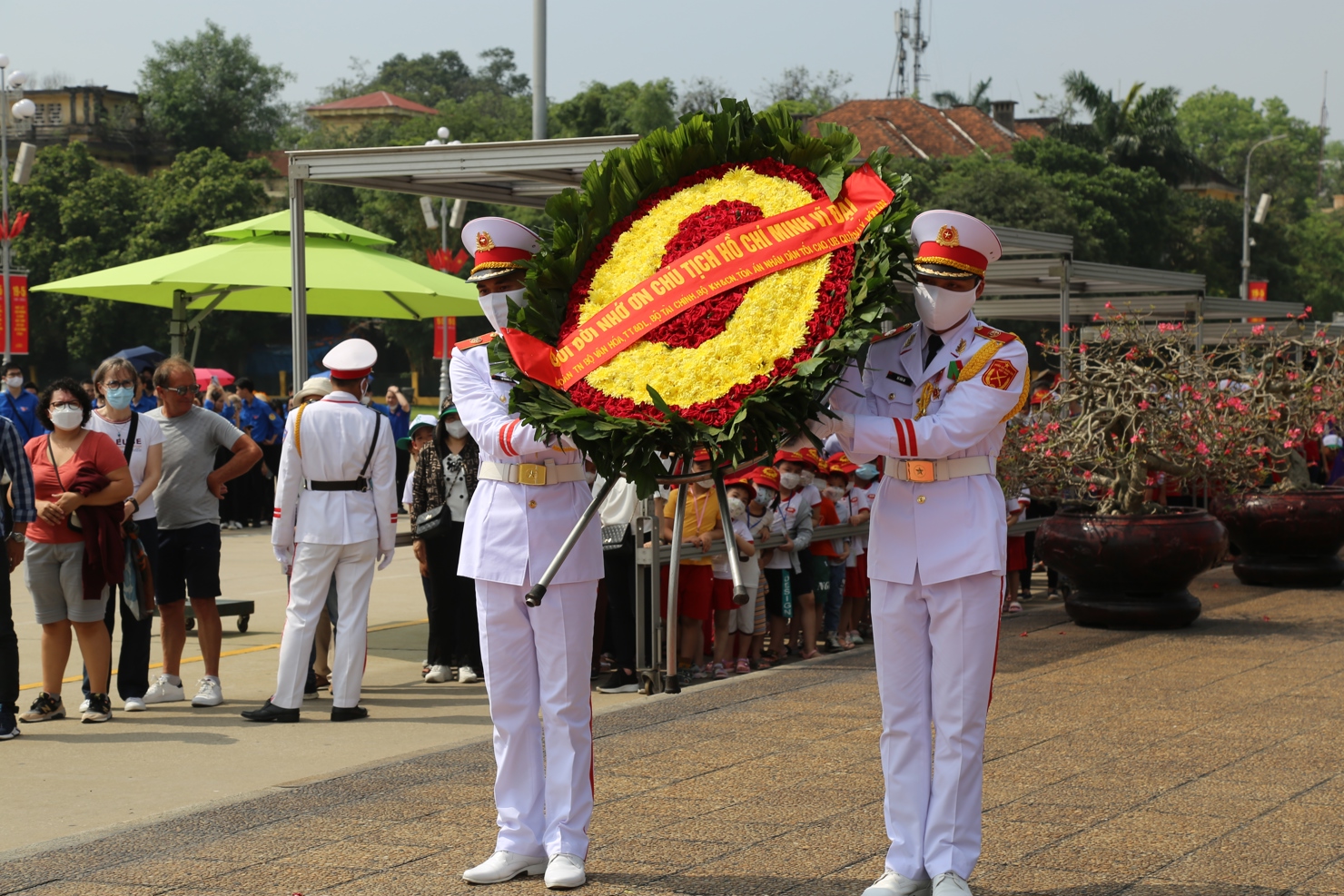 Đo&agrave;n thanh ni&ecirc;n c&aacute;c cơ quan d&acirc;ng v&ograve;ng hoa tươi thắm tại Lăng Chủ tịch Hồ Ch&iacute; Minh. Ảnh: Gia H&acirc;n