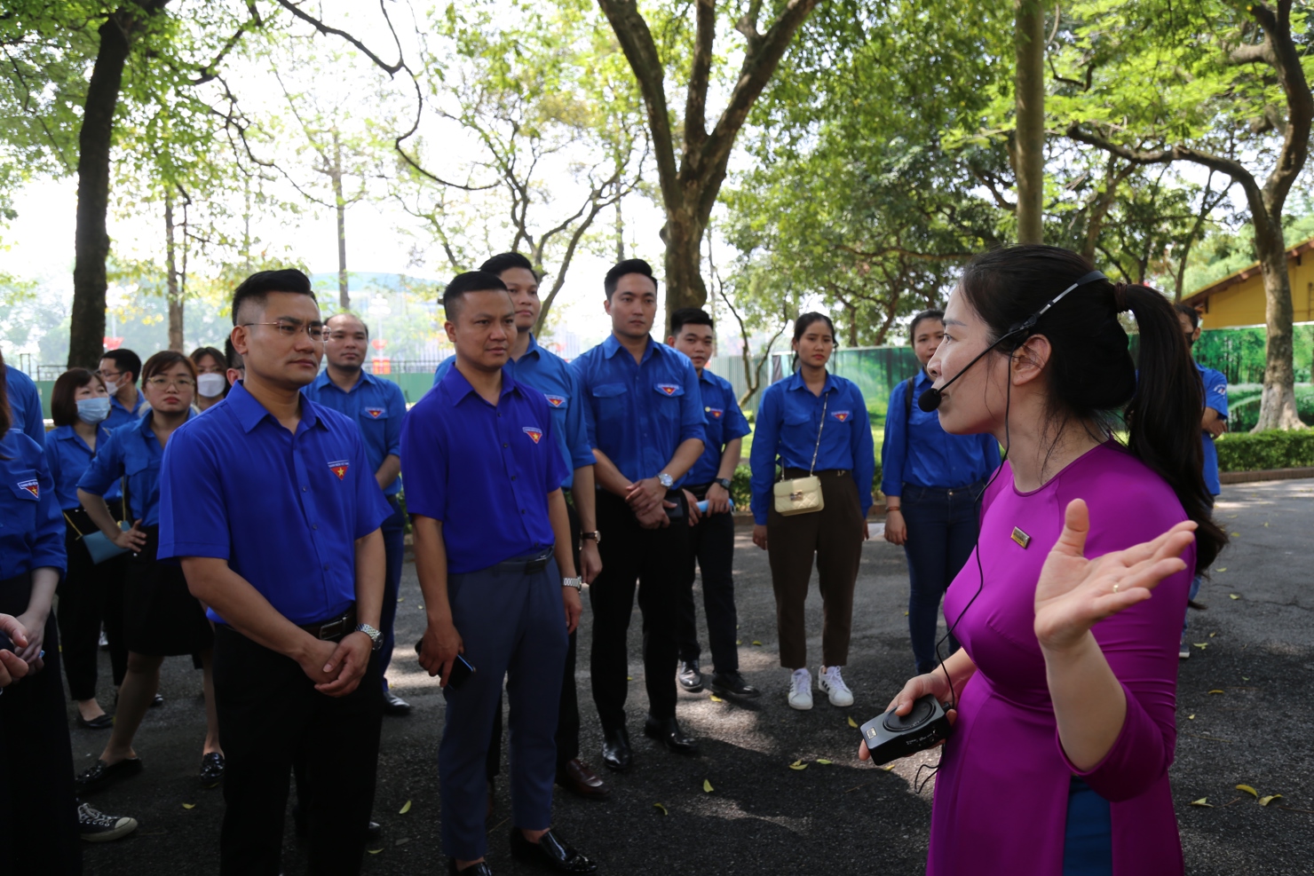 Đo&agrave;n vi&ecirc;n, thanh ni&ecirc;n lắng nghe thuyết minh về Khu Di t&iacute;ch Chủ tịch Hồ Ch&iacute; Minh. Ảnh: Gia H&acirc;n