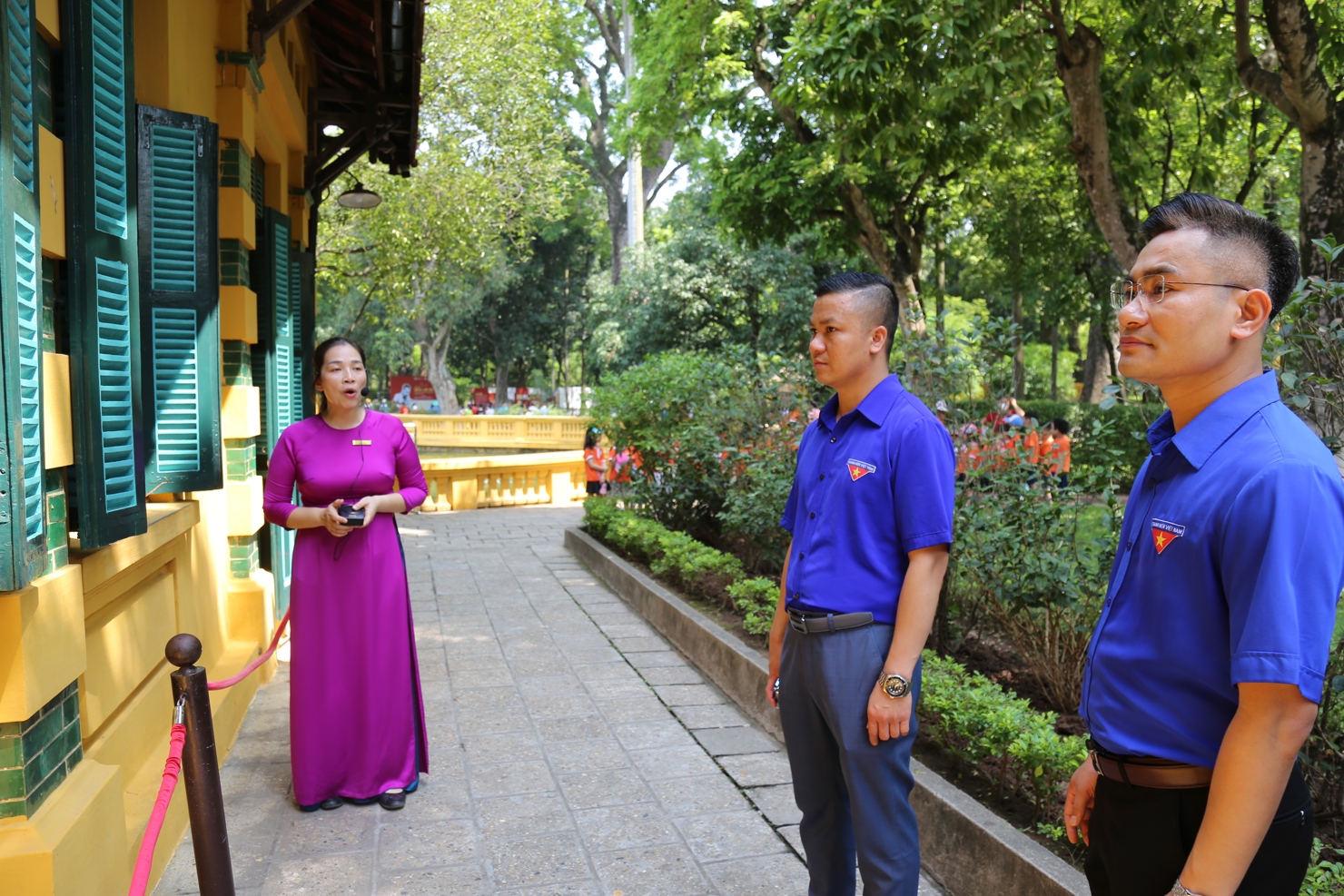 C&aacute;c đo&agrave;n vi&ecirc;n thanh ni&ecirc;n lắng nghe&nbsp;thuyết minh về những kỷ vật đ&atilde; gắn với B&aacute;c trong suốt thời kỳ hoạt động c&aacute;ch mạng, gi&agrave;nh độc lập, tự do cho d&acirc;n tộc. Ảnh: Gia H&acirc;n