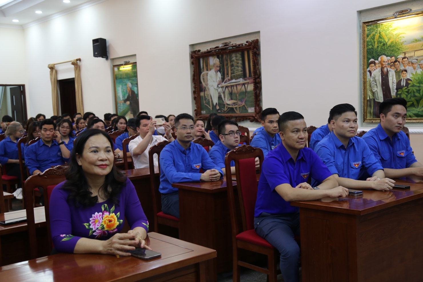 Ph&oacute; Gi&aacute;m đốc&nbsp;Khu Di t&iacute;ch&nbsp;Chủ tịch Hồ Ch&iacute; Minh b&agrave;y tỏ vui mừng ch&agrave;o đ&oacute;n c&aacute;c đo&agrave;n vi&ecirc;n, thanh ni&ecirc;n tham dự buổi sinh hoạt ch&iacute;nh trị.&nbsp;Ảnh: Gia H&acirc;n