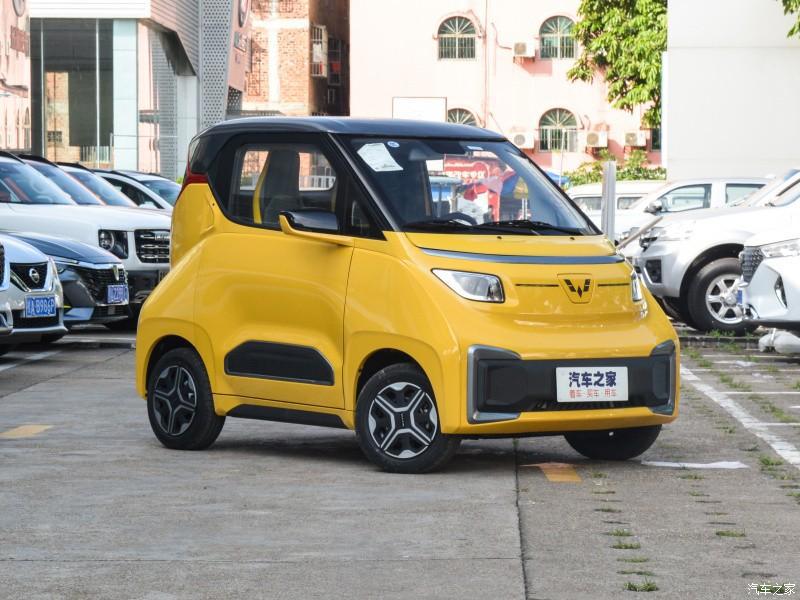 Mẫu xe Wuling Nano EV 2022 của h&atilde;ng Wuling c&oacute; k&iacute;ch thước nhỏ b&eacute;, ph&ugrave; hợp di chuyển trong đ&ocirc; thị
