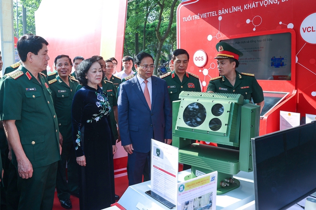 Thủ tướng Phạm Minh Ch&iacute;nh v&agrave; Thường trực Ban B&iacute; thư, Trưởng Ban Tổ chức Trung ương Trương Thị Mai nghe giới thiệu về sản phẩm s&aacute;ng tạo của tuổi trẻ trong qu&acirc;n đội - Ảnh: VGP/Nhật Bắc.
