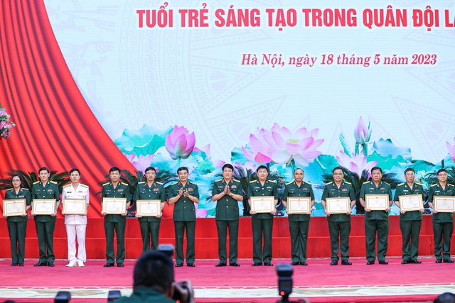 Bộ trưởng Bộ Quốc ph&ograve;ng Phan Văn Giang v&agrave; Chủ nhiệm Tổng cục Ch&iacute;nh trị Qu&acirc;n đội nh&acirc;n d&acirc;n Việt Nam Lương Cường trao bằng khen cho c&aacute;c c&ocirc;ng tr&igrave;nh đạt giải nhất - Ảnh: VGP/Nhật Bắc.