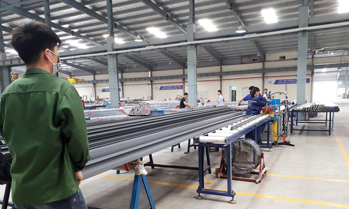 Doanh nghiệp ngành nhôm trước thách thức kép là sụt giảm đơn hàng và lo ngại mất thị trường trước làn sóng chuyển đầu tư từ Trung Quốc sang Việt Nam.