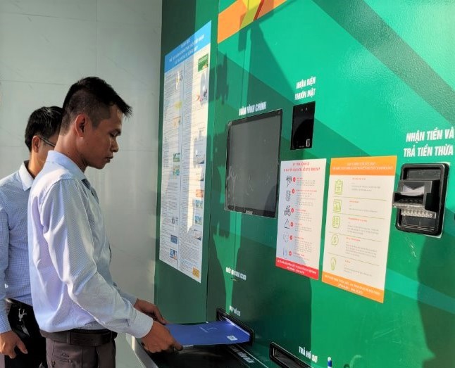 "ATM nhận - trả hồ sơ tự động" phục vụ 24/7 đầu tiên ở ĐBSCL và thứ 2 cả nước, được UBND thành phố Vị Thanh vừa đưa vào vận hành. Ảnh: Báo Hậu Giang