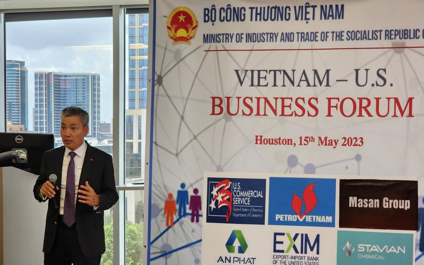 Ông Nguyễn Trắc Bá, Tổng Lãnh sự Việt Nam tại Houston khẳng định tầm quan trọng của thương mại và đầu tư quốc tế đối với tăng trưởng và phát triển kinh tế của đất nước.
